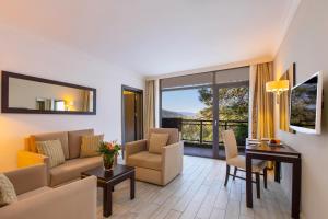 马尔马里斯Marmaris Bay Resort - Adults Only的客厅里有一张沙发和一张桌子。 更多115张照片