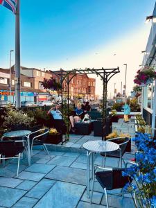 Un patio con mesas y sillas en un edificio. en Granville Hotel, en Blackpool
