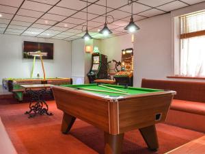 una sala de billar con mesa de billar y varias sillas en Granville Hotel, en Blackpool