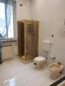een badkamer met een douche en een toilet bij Casa Nonna Anna in Genua