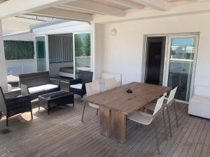 einen Holztisch und Stühle auf einer Terrasse in der Unterkunft Residence Aida in Rimini