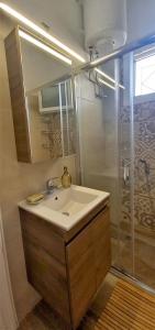 bagno con lavandino e doccia di The Byzantine Wall House a Isthmia