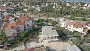 una vista aerea di una città con case di The Byzantine Wall House a Isthmia