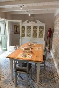 een houten tafel in een eetkamer met stoelen bij Civico 43 in Carpenedolo