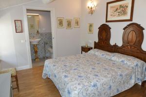 een slaapkamer met een groot bed en een badkamer bij Civico 43 in Carpenedolo
