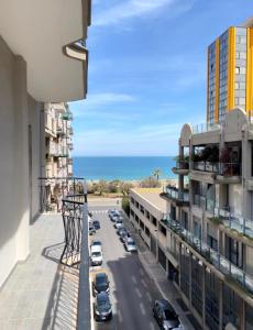 uma vista da varanda de um edifício com estacionamento em Casa dei Visionari 2 em Bari