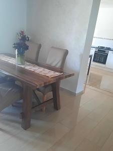 ヴァッケラスにあるLa Maison des coeursの木製テーブルと椅子