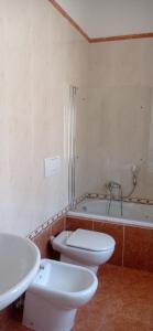 a bathroom with two toilets and a bath tub at Lovin Puglia Vacation in Bari