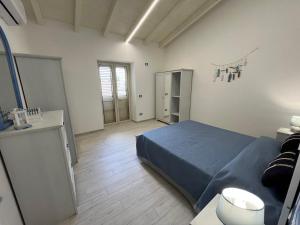 - une chambre avec un lit bleu dans l'établissement Villa Sovareto, à Sciacca
