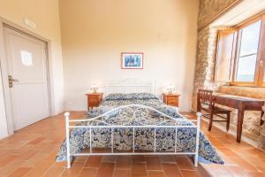 een slaapkamer met een wit bed en een houten vloer bij Dimora Schioppo - Irpinia in Calitri