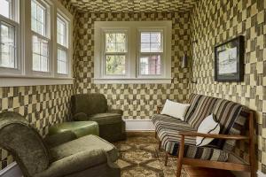 ein Wohnzimmer mit zwei Stühlen und einer Couch in der Unterkunft Blind Tiger Asheville in Asheville