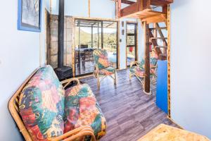 - un salon avec un canapé et des chaises dans l'établissement Tibani Nature Reserve, à Rietvlei Number 1