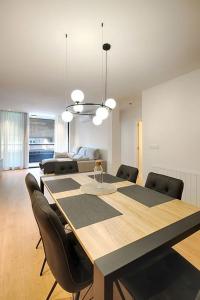 una sala da pranzo con un grande tavolo in legno e sedie di Apartament Girona Center a Girona