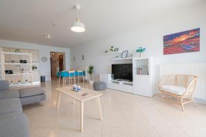 un salon avec un canapé et une table dans l'établissement Theatre Home Sea View - Nea Moudania Halkidiki, à Nea Moudania