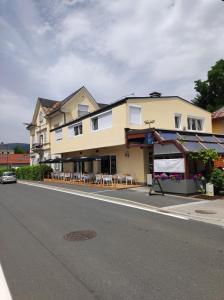 un bâtiment situé sur le côté d'une rue dans l'établissement Sommerresidenz 9210, à Pörtschach am Wörthersee