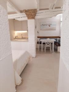 une cuisine et une salle à manger avec une table dans une pièce dans l'établissement Camera La Bicocca - centro di Sirolo, à Sirolo