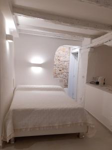 - une chambre blanche avec un lit dans l'établissement Camera La Bicocca - centro di Sirolo, à Sirolo