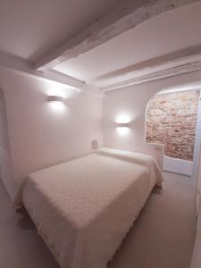 una camera bianca con un letto di Camera La Bicocca - centro di Sirolo a Sirolo
