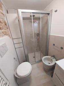 La salle de bains est pourvue d'une douche, de toilettes et d'un lavabo. dans l'établissement Camera La Bicocca - centro di Sirolo, à Sirolo