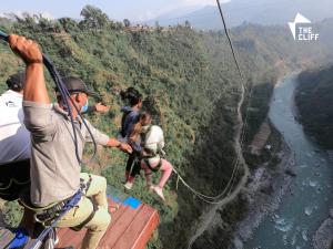 Kusma的住宿－The Cliff Resort Pokhara Kushma，峡谷上拉链的人