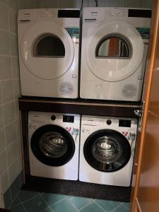 zwei Waschmaschinen und eine Waschmaschine und ein Trockner auf einem Regal in der Unterkunft Motel Barka in Koper