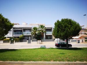 a black car parked in front of a building at Bungalow en Punta Prima 2 dormitorios y piscina in Torrevieja