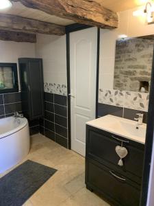 Koupelna v ubytování Gite de charme 6 pers avec SPA privé + 37 fotografií