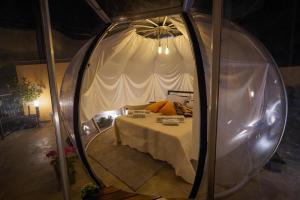 - une chambre avec un lit dans un dôme en verre dans l'établissement Piedigrotta b&b Luxury, à Pizzo