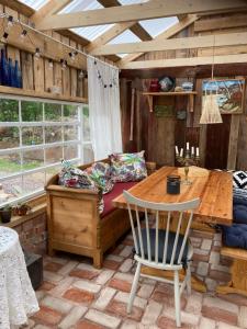 un soggiorno con tavolo in legno e divano di Dala Cottage a Ulriksberg