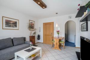 sala de estar con sofá y mesa en Ferienwohnung Schläfer, en Kappel-Grafenhausen