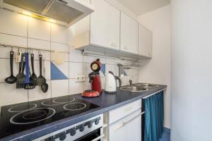 カッペル・グラーフェンハウゼンにあるFerienwohnung Schläferの白いキャビネットとコンロ付きオーブンを備えたキッチン