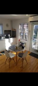 een keuken met een tafel en stoelen in een kamer bij Confort in Montreal