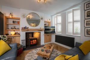 un soggiorno con divano blu e camino di Modern Home in Windermere by LetMeStay a Windermere