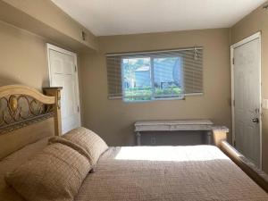 een slaapkamer met een bed en een raam bij 2-bedroom near hwy. 24 & I-25 in Colorado Springs