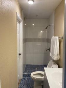 y baño con aseo, lavabo y ducha. en 2-bedroom near hwy. 24 & I-25, en Colorado Springs