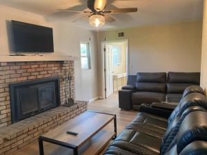 sala de estar con sofá y chimenea en 2-bedroom near hwy. 24 & I-25, en Colorado Springs