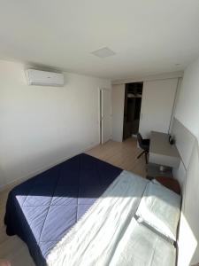1 dormitorio con 1 cama grande en una habitación en Apartamento com Vista Imperdível en Río de Janeiro
