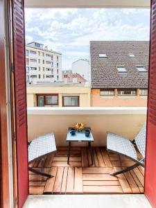 einen Balkon mit 2 Stühlen und einem Tisch auf dem Balkon in der Unterkunft Le Mandallaz-Cœur d'Annecy in Annecy