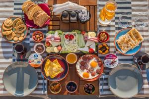 uma mesa cheia de alimentos e bebidas para o pequeno-almoço em Heritage Cave Suites em Ürgüp
