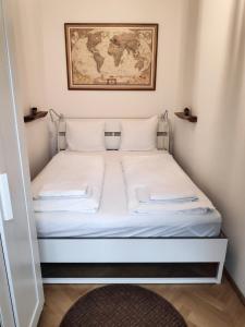 - un petit lit dans une chambre avec une carte murale dans l'établissement Humboldt Feel Good Apartments, à Vienne