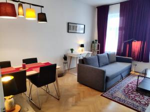 - un salon avec un canapé et une table dans l'établissement Humboldt Feel Good Apartments, à Vienne