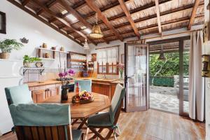 una cucina con tavolo e sedie in legno di Casa Rosalía a Icod de los Vinos