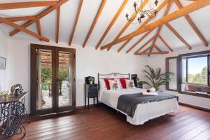 una camera da letto con un letto con cuscini rossi di Casa Rosalía a Icod de los Vinos