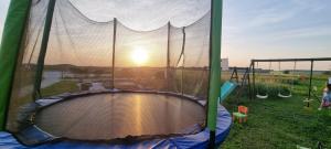 un'altalena in tenda con il tramonto sullo sfondo di Yourte 4 personnes proche Provins et Disney a Bannost