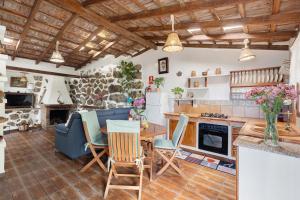 una cucina e una sala da pranzo con tavolo e sedie di Casa Rosalía a Icod de los Vinos