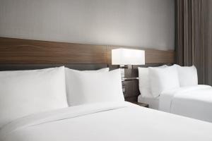 Postel nebo postele na pokoji v ubytování AC Hotel by Marriott Lansing University Area