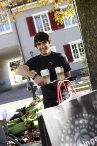 Ein Mann steht neben einem Haufen Motorräder. in der Unterkunft OX Hotel in Heitersheim