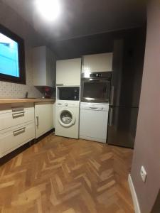 cocina con nevera, lavadora y secadora en Casa Melé 3, Parking privado opcional, en Lleida