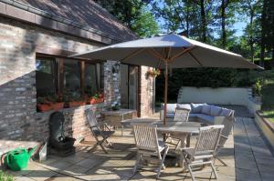 Patio nebo venkovní prostory v ubytování Suite familiale avec 2 Chambres dans une villa - quartier vert et boisé - 5 kms de Namur