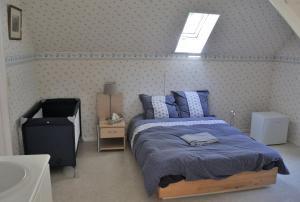 Postel nebo postele na pokoji v ubytování Suite familiale avec 2 Chambres dans une villa - quartier vert et boisé - 5 kms de Namur
